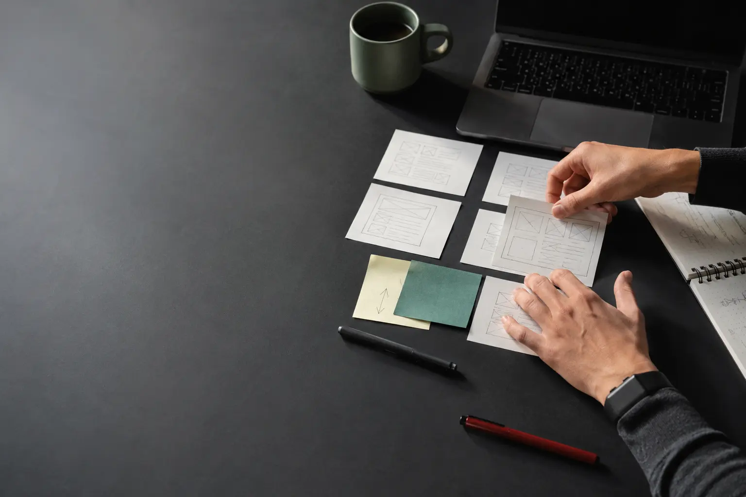 Mesa de trabajo con un portátil y documentos de estrategia digital
